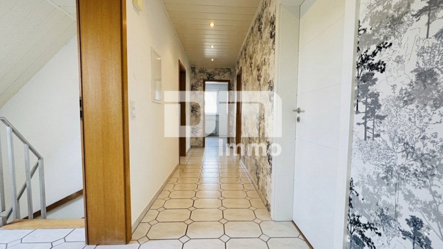 Charmantes Ein- bis Zweifamilienhaus mit großem Garten in begehrter Lage - OG / DG Flur / Diele